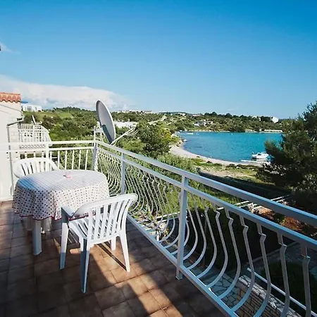 Direkt Am Und Strand- Mit Grossem Garten Und Terrasse- Hervorragend Fuer Fam By Interhome * Pirovac
