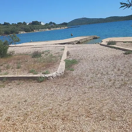 Direkt Am Und Strand- Mit Grossem Garten Und Terrasse- Hervorragend Fuer Fam By Interhome Pirovac
