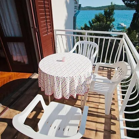 Casa vacanze Direkt Am Und Strand- Mit Grossem Garten Und Terrasse- Hervorragend Fuer Fam By Interhome Pirovac