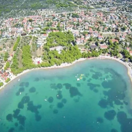 Direkt Am Und Strand- Mit Grossem Garten Und Terrasse- Hervorragend Fuer Fam By Interhome Pirovac