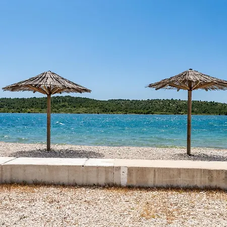 Direkt Am Und Strand- Mit Grossem Garten Und Terrasse- Hervorragend Fuer Fam By Interhome