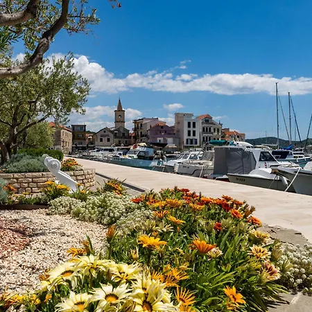 Direkt Am Und Strand- Mit Grossem Garten Und Terrasse- Hervorragend Fuer Fam By Interhome Pirovac