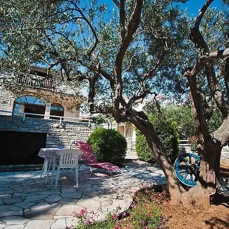 Direkt Am Und Strand- Mit Grossem Garten Und Terrasse- Hervorragend Fuer Fam By Interhome * Pirovac