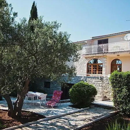 Casa vacanze Direkt Am Und Strand- Mit Grossem Garten Und Terrasse- Hervorragend Fuer Fam By Interhome Pirovac