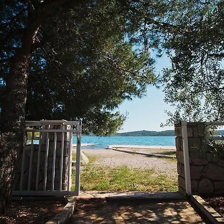 Direkt Am Und Strand- Mit Grossem Garten Und Terrasse- Hervorragend Fuer Fam By Interhome