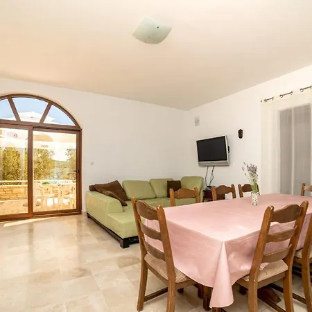 Casa vacanze Direkt Am Und Strand- Mit Grossem Garten Und Terrasse- Hervorragend Fuer Fam By Interhome Pirovac