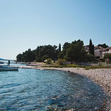 Direkt Am Und Strand- Mit Grossem Garten Und Terrasse- Hervorragend Fuer Fam By Interhome Pirovac