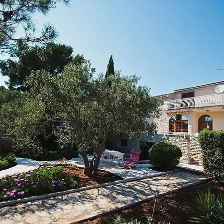 Direkt Am Und Strand- Mit Grossem Garten Und Terrasse- Hervorragend Fuer Fam By Interhome Pirovac