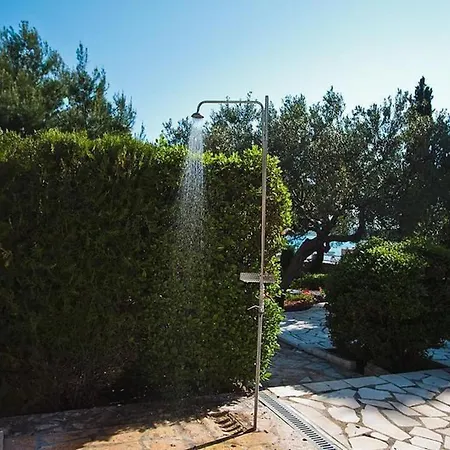 Direkt Am Und Strand- Mit Grossem Garten Und Terrasse- Hervorragend Fuer Fam By Interhome Pirovac