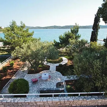 Casa vacanze Direkt Am Und Strand- Mit Grossem Garten Und Terrasse- Hervorragend Fuer Fam By Interhome Pirovac
